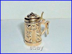 VINTAGE 18k YELLOW GOLD 3D MOVEABLE GERMAN BEER STEIN PENDANT CHARM